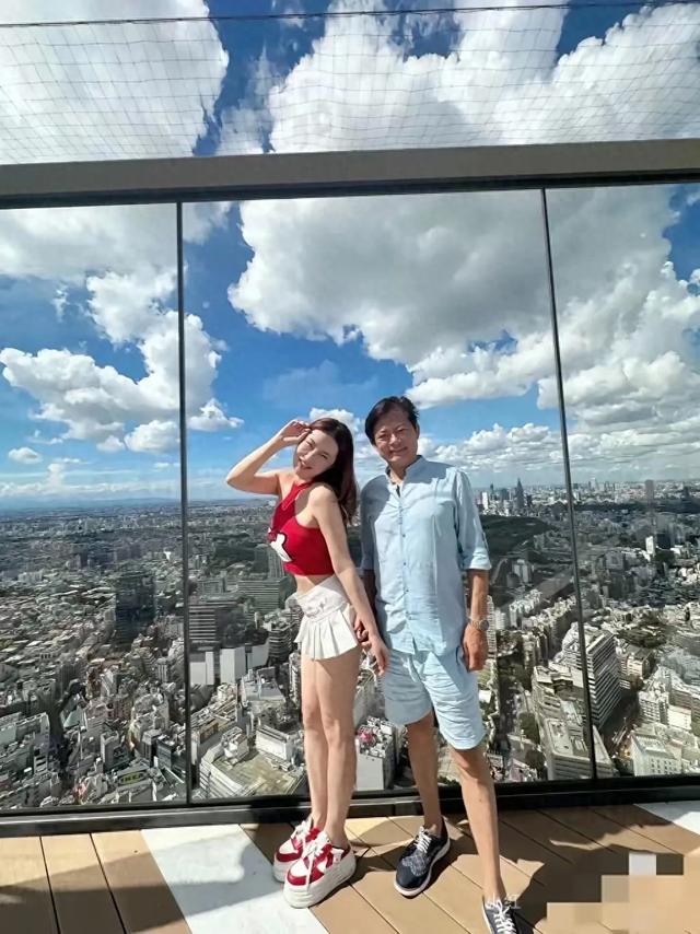 67岁莫华伦与小30岁小娇妻国外旅行，同辈岳母罕见露面，娇妻很美