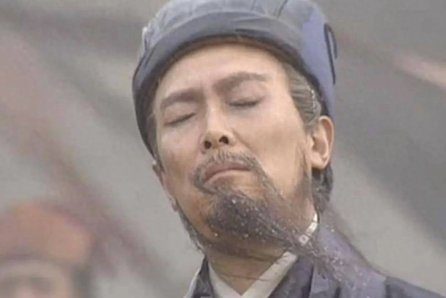 唐国强现场观看阅兵，观礼台上笑容满面，评论区恶心的一幕出现了