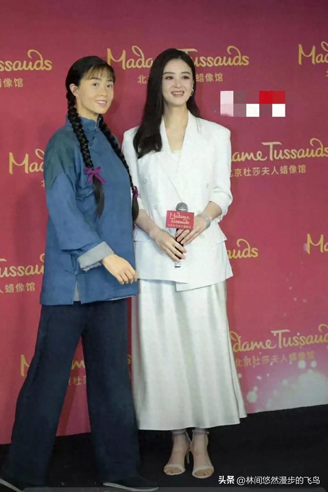 蒋欣的蜡像，应该是所有明星里最不像的了，但是本人魅力不减啊