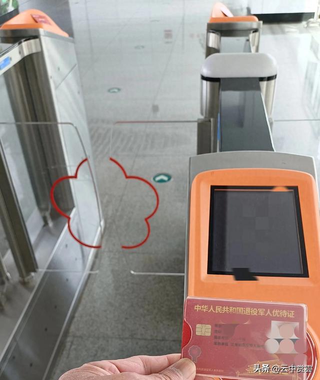 对创作者手持优待证，到旅游景点拍实测视频，建议给予审核不通过