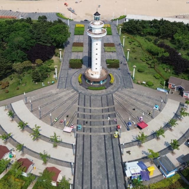 我是上海人，游万平口，人挤沙硌脚，晚上看高压水柱带烟花挺热闹