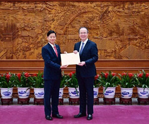 外交部部长助理兼礼宾司司长洪磊接受缅甸新任驻华大使递交国书副本