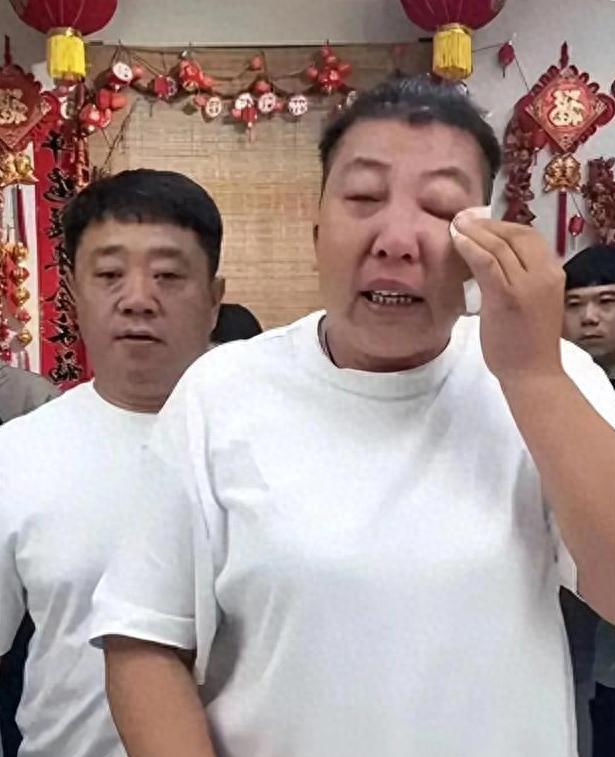 装疯卖傻、丑态百出、利欲熏心，到底是谁捧红了这些跳梁小丑？
