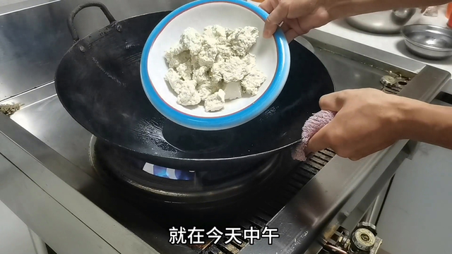 客人点60年代老菜，厨师没人会做，洗碗工一出手把客人镇住了