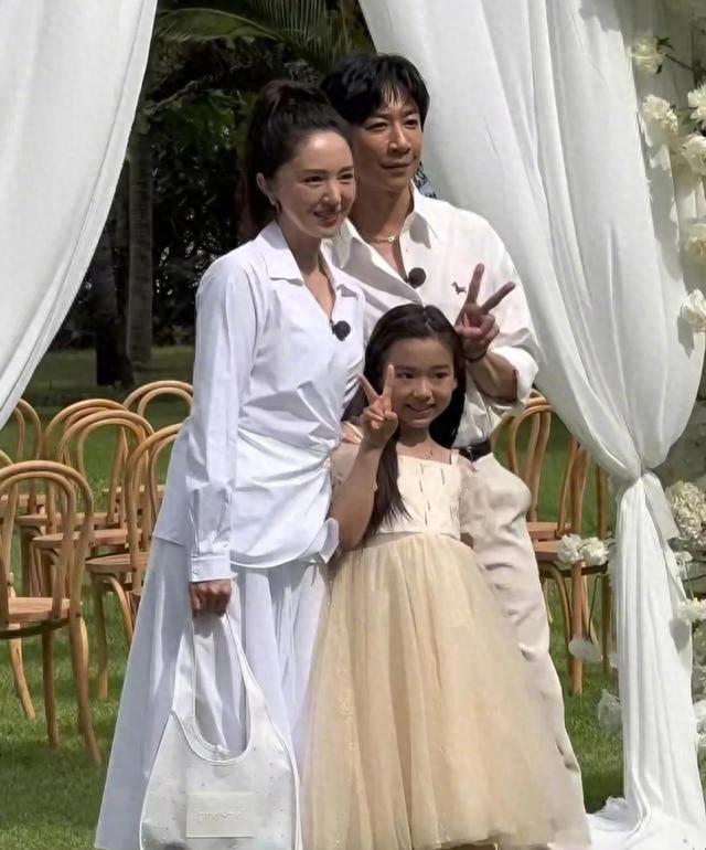 结婚照怎么挂才好看（董璇婚纱照妆容曝光）