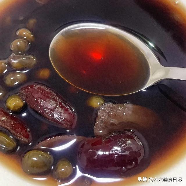 女人必喝！黑豆煮水4种黄金搭配，气血双补，喝出好气色