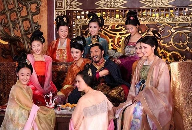 杨广荒淫到什么程度？规定宫女必须穿开裆裤，出游时用少女拉船