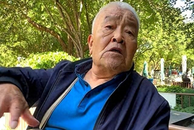 太丢人了！北京一大爷参加酒席，随礼200，竟连喝带拿6瓶五粮液