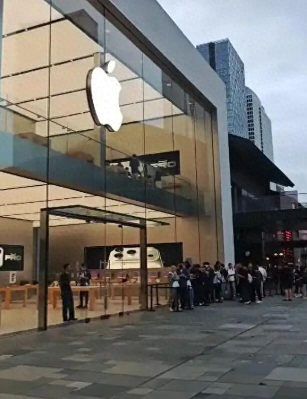 iPhone17新机发售首日就现身二手平台，卖家加价50到500元不等