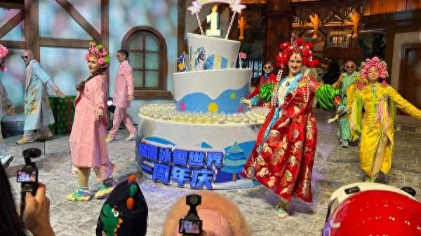 接待超百万游客！上海耀雪冰雪世界周年庆启幕国际冰雪文化季