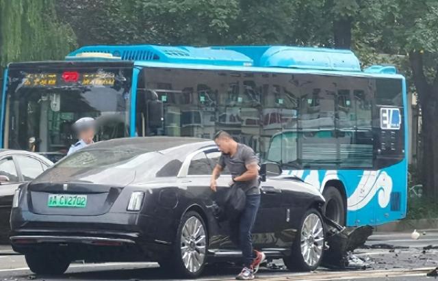 陈震再发文回应车祸后续处理：对方为滴滴网约车有司乘人员保险，我也会全力支付应该负担的赔偿