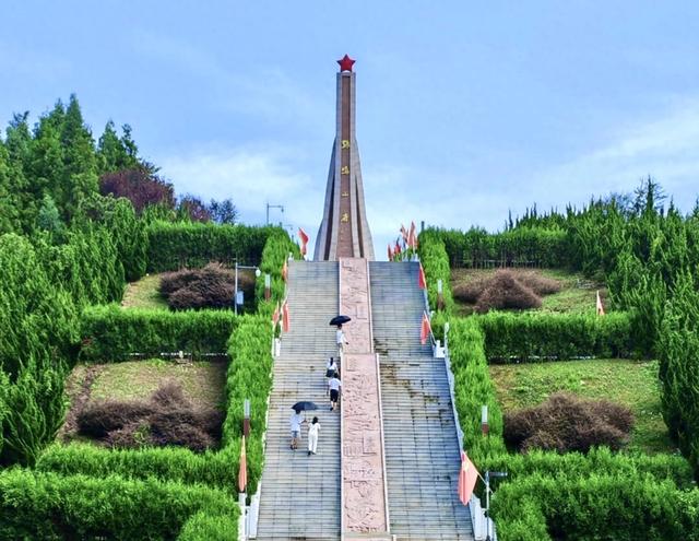 毕节市七星关区鸡鸣三省、百里杜鹃彝山花谷拟升国家4A级景区