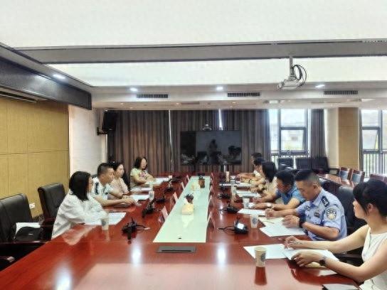 市政府驻重庆（成都）办事处牵引企业家一行赴修文县考察座谈
