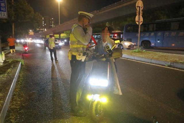 北京交警出动！电动自行车“亮瞎眼”，扣车，最高罚1000
