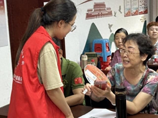 大学生带着“银发族”用AI工具跨越“数字鸿沟”