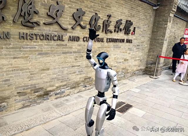 双节添“新员”！浑源县历史文化展示馆智能机器人“小源”正式上岗