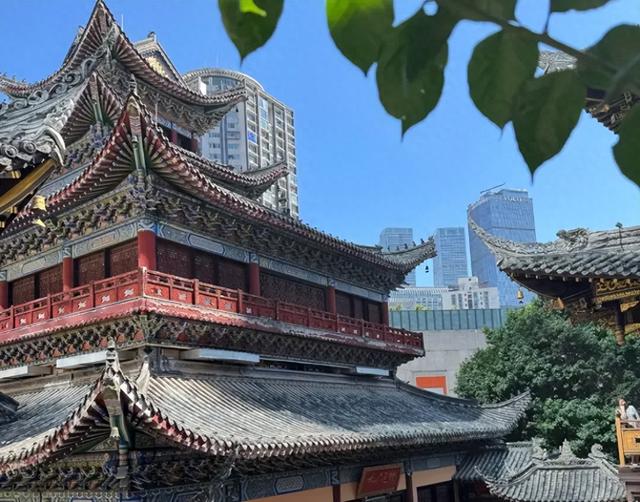 在上班和上进之间，我们选择了上香：重庆都市寺庙修行指南