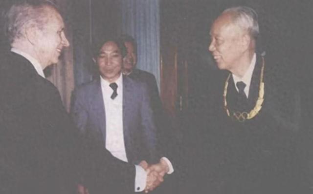国务院原副总理逝世，北京前副市长当众下跪，家属：令我大吃一惊