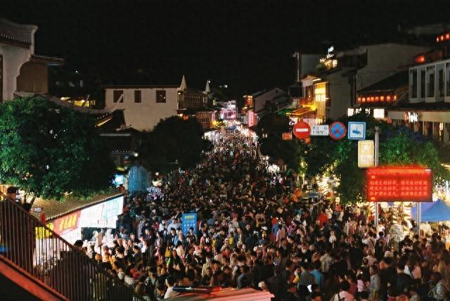 秋假带火淡季旅游市场：多地景区齐发门票约满公告