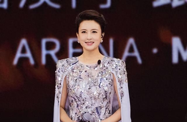 因长相太出众被传私生活混乱，为家庭离开央视的张蕾，如今怎样？