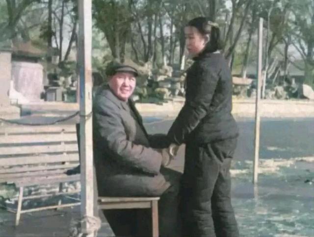 52年李讷学滑冰，工作人员拍下一张父女合影，毛主席眼中充满父爱