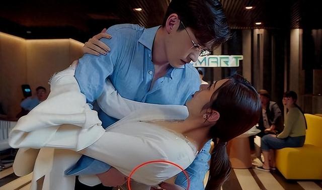 陪玩陪睡只是冰山一角，认干爹，舔手指，拜高踩低，实在荒唐！