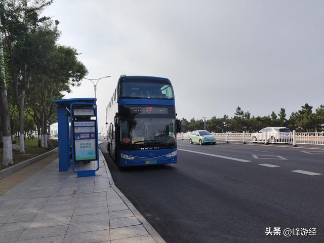 搭乘17路双层巴士来到美丽的栈桥，东炮台上看清末烟台的海防要塞