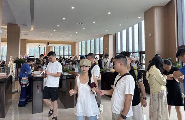 兴义：万峰林暑期游人如织 多元业态赢花式点赞