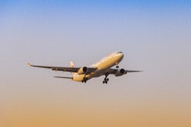 飞机一般飞行高度是多少米（飞机能飞多高飞得越高越厉害吗）