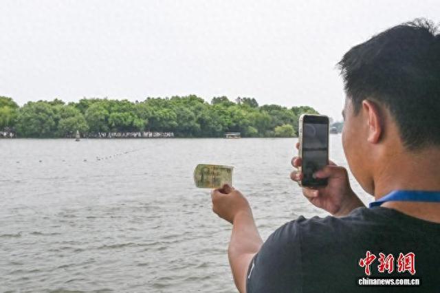 浙江杭州：欧洲华裔感受世遗西湖魅力