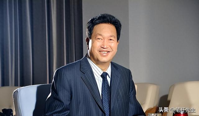 出门有多名女秘书陪伴，非法敛财100亿，昔日首富还是付出了代价