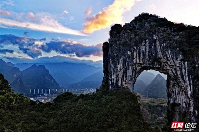 岁暖时刻丨桂林藏着座“大地之眼”！晨曦漫过石拱，看群峰在天然画框里苏醒