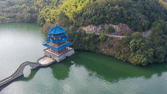 探秘桐庐210省道：驾游富春江畔，邂逅江南最美公路