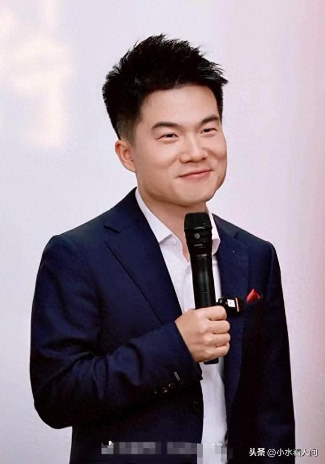 俞敏洪没想到，单飞的董宇辉会因香港火灾一个举动，迎来口碑暴增