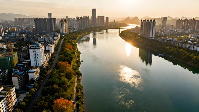 桂棹欸乃摇碎一江秋色，木棉灼灼织就绿城诗章！南宁暖霭中的花影