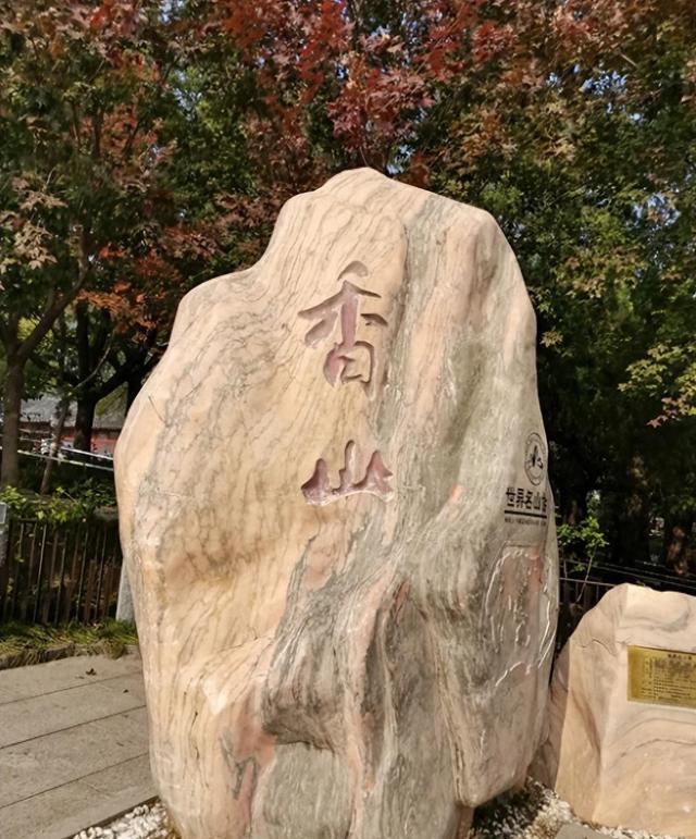 毛主席去世之后，其亲口指定的接班人，竟公然违反毛主席的遗愿