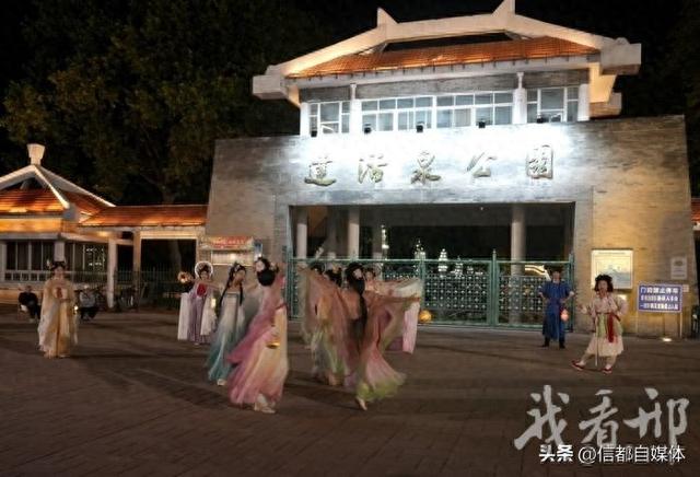 提灯夜游达活泉