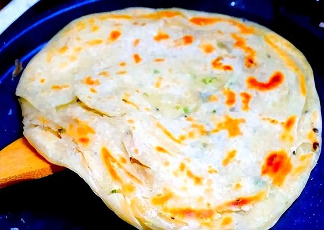 怎么烙饼不硬？教你一招，多加1料，油饼又软又多层，好吃不发硬