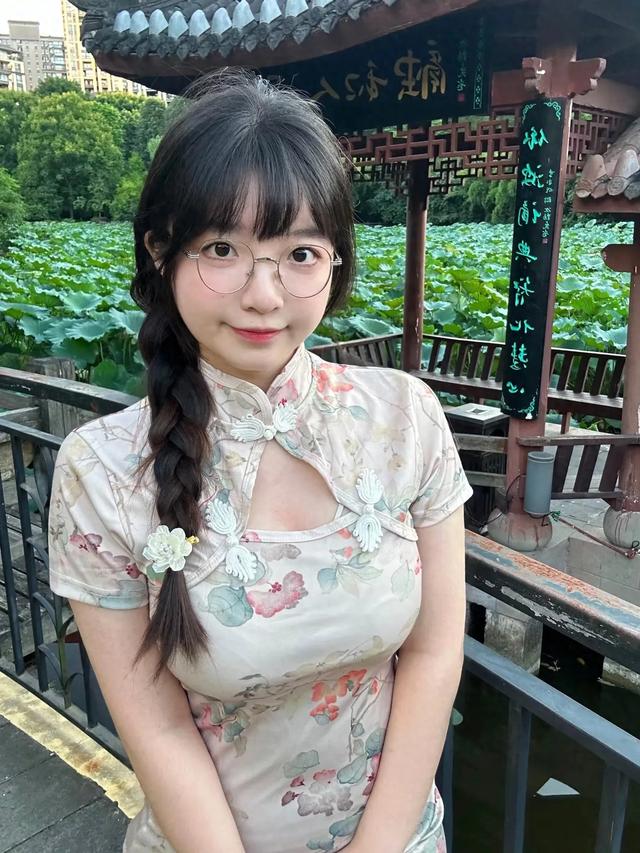 清荷，出淤泥而不染，濯清涟而不妖
