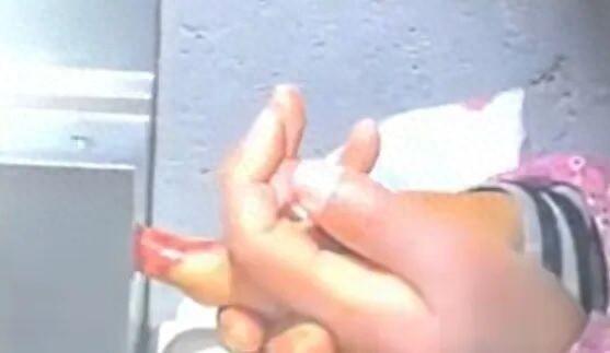 山东独居聋哑老人2天未关灯	，邻居翻墙查看，发现老人手指被门死死卡住，只能无助等待