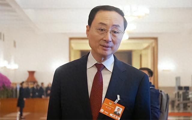 中国的愤怒不断升级！055大驱编队抵近日本，解放军的导弹已备好