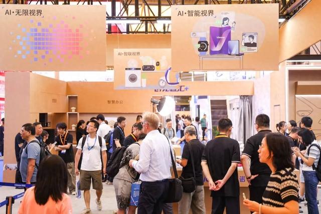 AI上显示| 维信诺以“2+3+4”全矩阵亮相DIC 2025