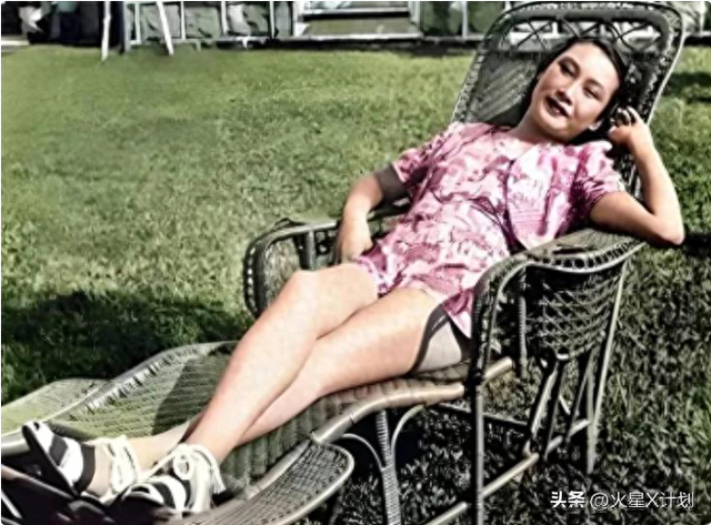 戴笠与胡蝶的真实影像，胡蝶美艳摄人心魄，戴笠面容冷峻不怒自威