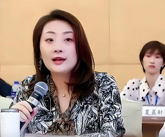 官媒发文！宗馥莉再破"天花板"	，让亲叔宗泽后和商界刮目相看