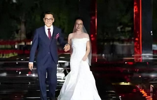 兜兜转转还是你！61岁李国庆与白月光再婚，没找小姑娘被网友怒赞