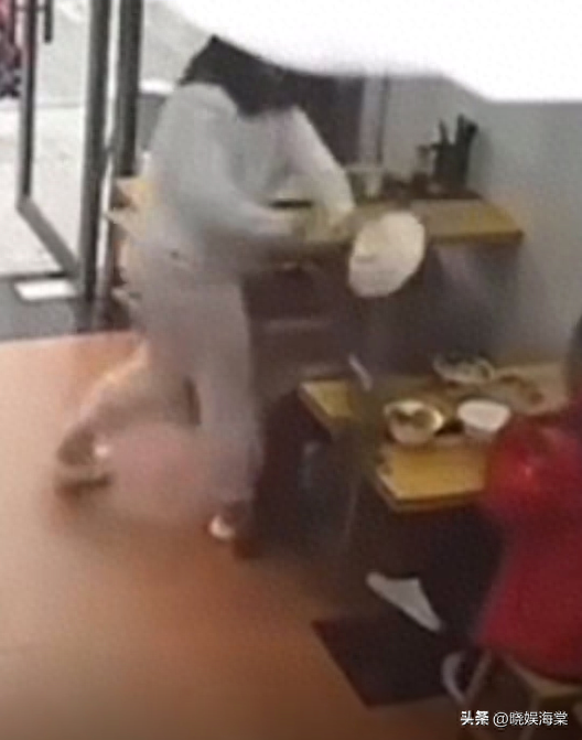 杭州胖女人吃面扣头后续：知情人曝内幕，警方介入，被父子追着打