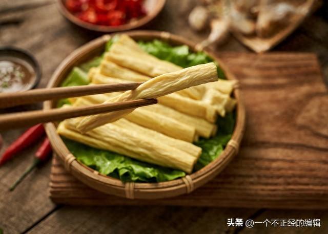 抖音一根筷子开啤酒的技巧（中国女婿教韩国岳父用筷子开啤酒）