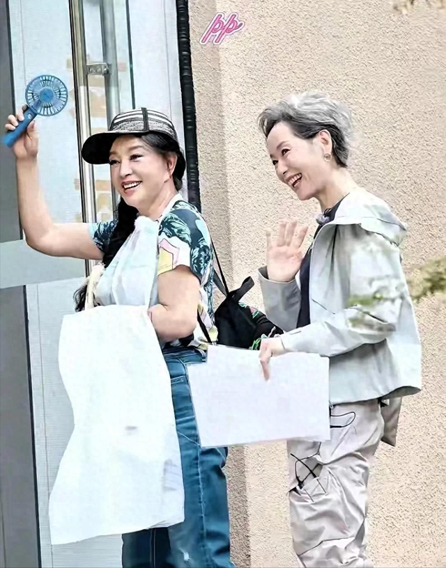 刘晓庆胖得浑身上下一边粗了 胸大屁股大的 脸也变圆了 都出双下巴了