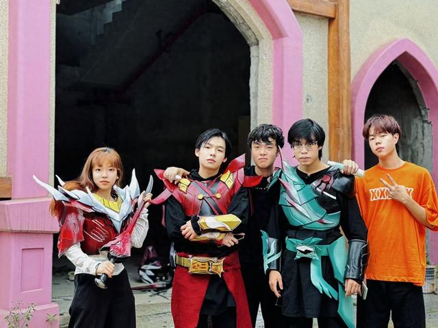 游戏双人铠甲勇士（低成本也能高燃大学生用手机拍出四川版铠甲勇士）