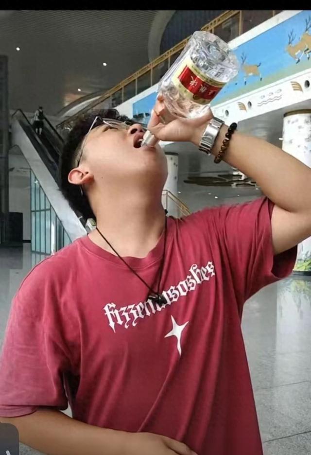 上火车可以带酒吗（小伙带五粮液上高铁被拦当场喝完）